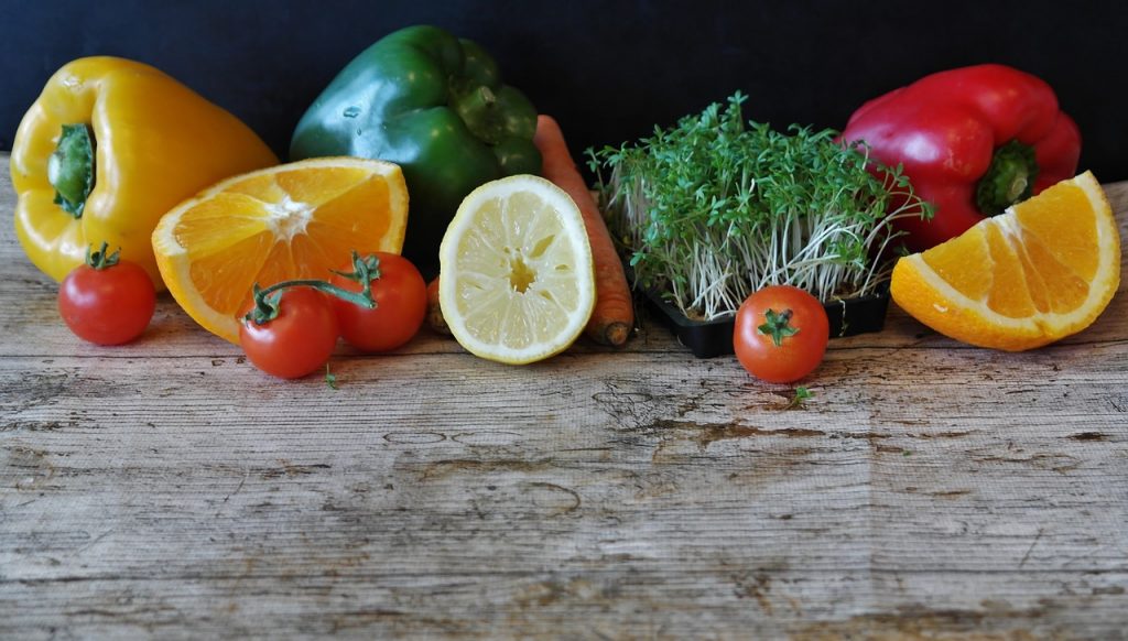 fruits et légumes sur table en bois